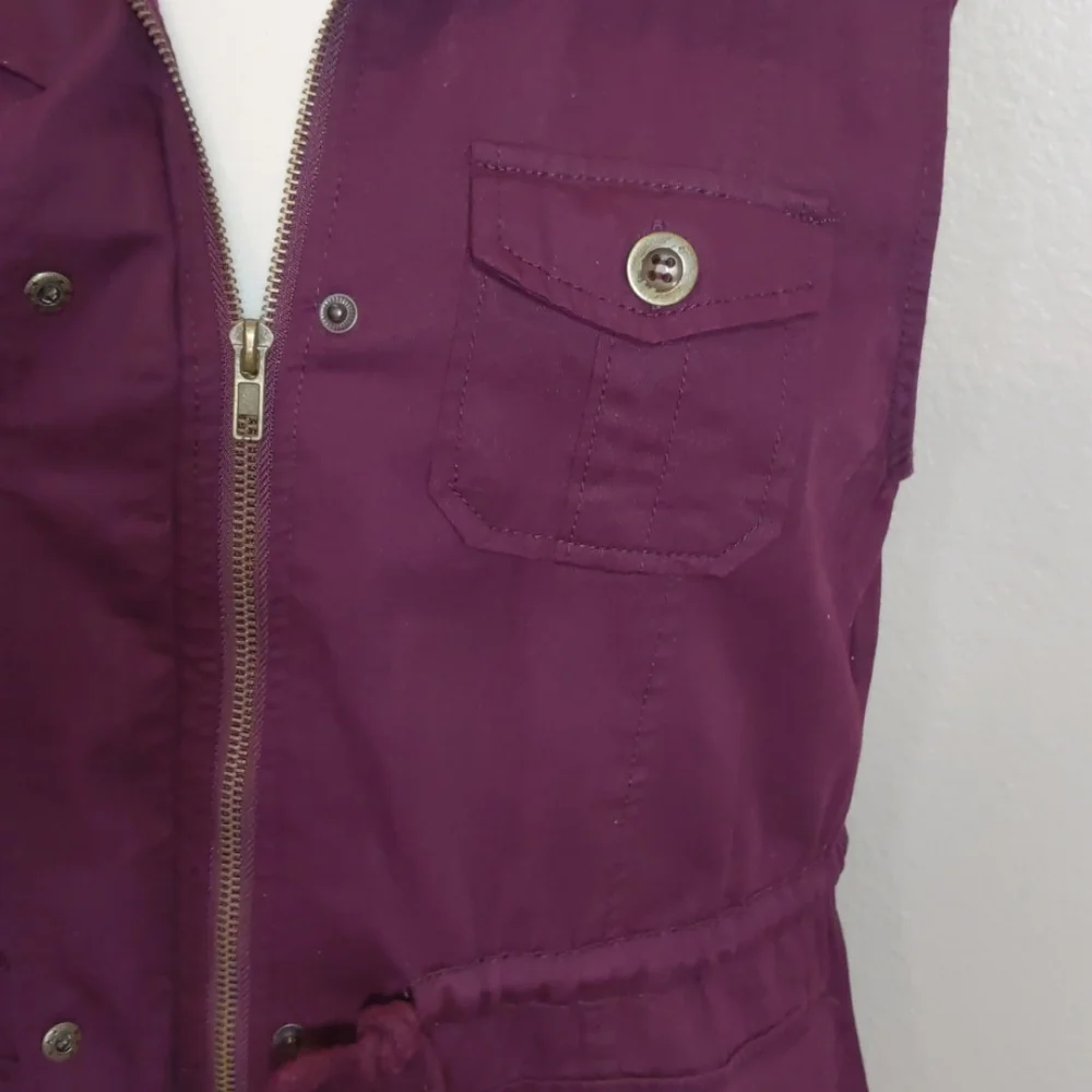 C'ESTTOI Burgundy Vest Size Medium